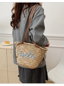 Sac cabas en paille fait main avec broderie Hello et anses en cuir pour la plage