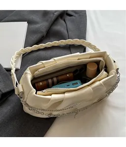 Vue détaillée de l'intérieur d'un sac plissé offrant une grande capacité de rangement