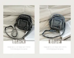 Détail de mini sacs à bandoulière en denim délavé noir et bleu avec logo M