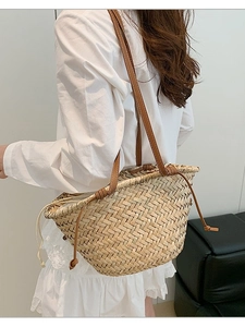 Sac seau en paille tissée à la main avec bandoulières en cuir pour la plage et l'été