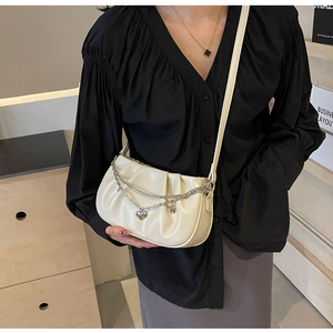 Détail du sac nuage plissé blanc avec double chaîne argentée et breloque cœur