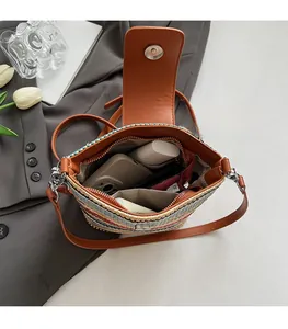 Vue intérieure montrant la capacité du sac seau tissé arc-en-ciel avec sangle en cuir