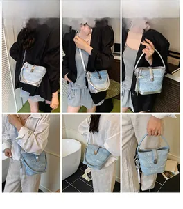 Dettaglio delle borse a secchiello in denim con texture trapuntata e tracolla regolabile