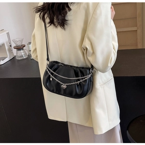 Détail du sac nuage plissé noir avec breloques coeur argentées et décoration de chaîne