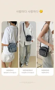 Vue en trois volets du sac bandoulière en denim bleu et gris avec plusieurs poches zippées