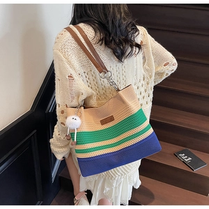 Détail du sac de plage tricoté à rayures avec bandoulière cuir et charme peluche