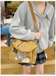 Detailsicht der gelben Canvas-Tasche mit Stern-Patches und verstellbarem Schultergurt