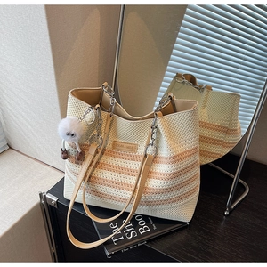 Détail du grand sac cabas tissé à rayures avec bandoulière en cuir et charm peluche