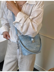 Borsa a secchiello azzurra con trama trapuntata e fibbia argentata da donna