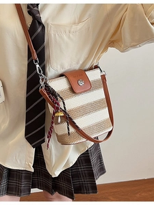 Sac seau en paille tressée à rayures avec bandoulière en cuir pour la plage en été