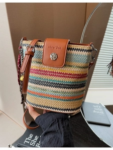 Sac seau en paille tressé à rayures colorées avec couvercle et bandoulière en cuir brun