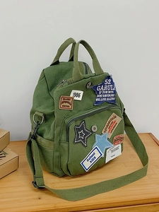Armeegrüner Vintage-Canvas-Rucksack mit Retro-Patches und verstellbaren Trägern für Damen