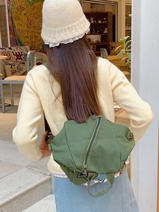 Armeegrüner Vintage-Canvas-Multifunktionsrucksack für Damen in lässiger Umgebung