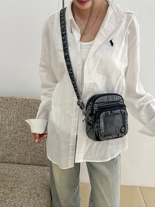 Petit sac bandoulière en denim noir délavé avec double fermeture éclair et sangle