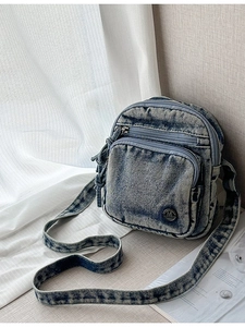Sac bandoulière en denim lavé vintage avec double fermeture éclair et logo en métal
