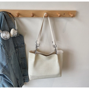 Détail du sac fourre-tout en maille blanche avec bandoulière en chaîne métallique
