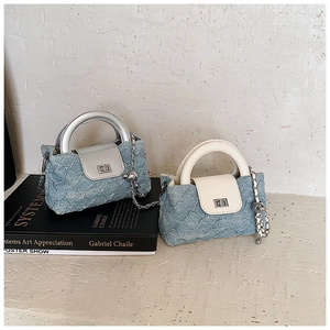 Detail von Mini-Denim-Stepptaschen mit Kettenriemen und metallischem Drehverschluss