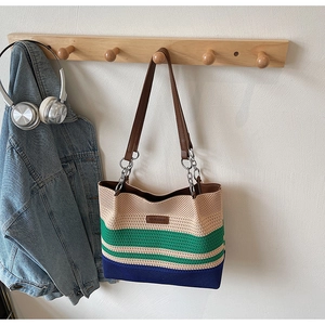 Détail du sac tricoté à rayures avec bandoulière en cuir et étiquette solar and miss