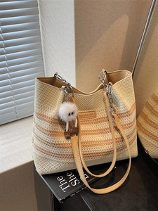 Sac Cabas en Tricot Tissé pour Femmes Grande Capacité Sac à Bandoulière Rayé d'Été Sac de Plage Décontracté Avec Pendentif