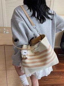 Grand sac cabas en maille rayée avec bandoulière cuir et charm en peluche pour la plage