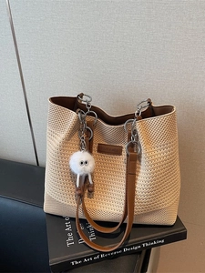 Sac fourre-tout en tricot beige avec lanières en cuir marron et breloque en peluche