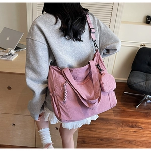 Sac fourre-tout en nylon rose avec poches latérales et petit porte-monnaie rond