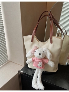 Borsa tote minimalista in tela beige con grazioso peluche di coniglio e manici marroni