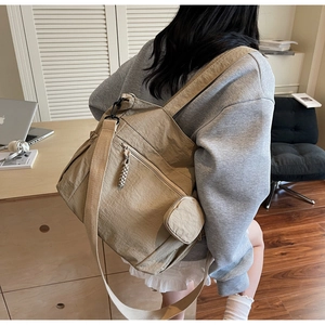 Vue détaillée d'un sac cabas en toile kaki avec un petit porte-monnaie rond amovible