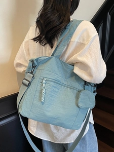 Grand sac cabas en nylon bleu clair avec bandoulière large et pochette assortie