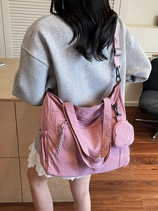 Sac fourre-tout en nylon rose violet avec bandoulière et mini porte-monnaie assorti