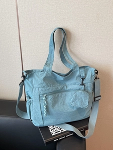 Sac fourre-tout en nylon bleu clair avec bandoulière réglable et mini pochette ronde