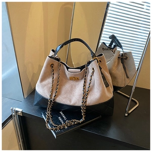 Détails du sac contrasté avec texture en cuir matelassé et bandoulière en chaîne dorée