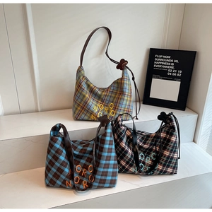 Trois sacs cabas vintage à carreaux avec breloques fleurs et broderie en plusieurs couleurs