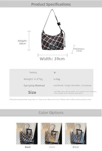 Détail du grand sac hobo en toile à carreaux avec bandoulière réglable et breloque fleur
