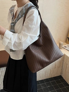 Retro dark brown woven tote bag with large capacity hobo style for women shoulder carry