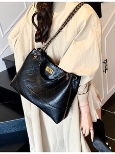 Grand sac cabas matelassé noir avec chaîne dorée et motif de losanges pour femme