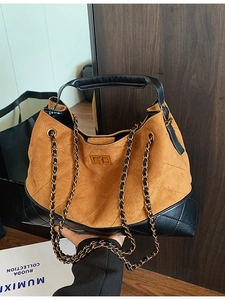 Sac cabas en daim matelassé avec chaîne dorée et fermoir pivotant en marron et noir