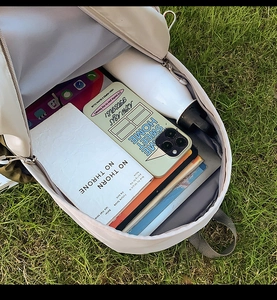 Vue intérieure du sac à dos crème avec espace pour ordinateur, livres et accessoires