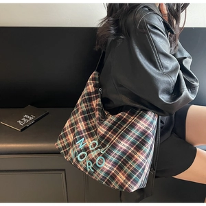 Détail du grand sac cabas à carreaux avec broderie NONO et fermeture éclair sur modèle