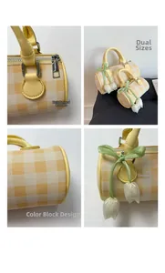 Détail du sac cylindre à carreaux montrant les poignées et pendentifs tulipes
