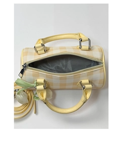 Vue de dessus du sac baril à carreaux jaunes montrant l'intérieur et le pendentif fleur