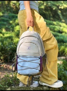 Détail d'un sac à dos multicolore en nylon avec système élastique pour activités outdoor