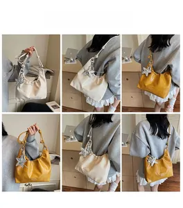 Détails du sac hobo souple avec pendentif étoile et design plissé à cordon coulissant