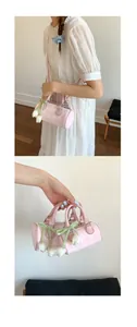 Gros plan détaillé d'un sac cylindrique rose à carreaux avec pendentif tulipe