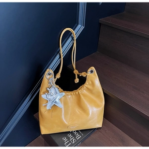 Détail du sac cabas en cuir PU jaune avec breloques étoile argentée et chien ballon