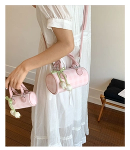 Sac cylindre à carreaux roses avec breloque tulipe en deux tailles sur mannequin