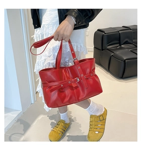 Sac fourre-tout chic en cuir rouge vif avec boucle, porté en sac à bandoulière mode