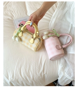 Détail de sacs cylindriques à carreaux macaron avec breloques tulipes et rubans