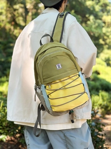 Sac à dos multicolore en nylon imperméable pour randonnée et école avec fond forestier