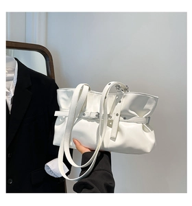 Détail du sac cabas en cuir blanc au design plissé moderne et boucles argentées élégantes